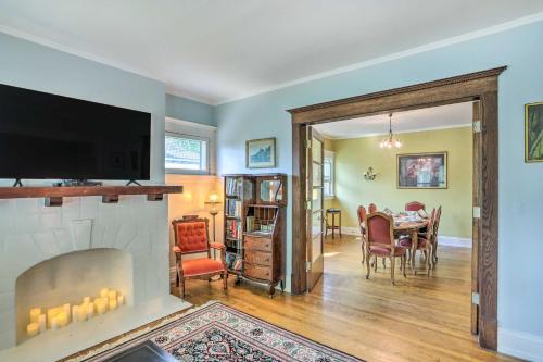 Historic Regal Retreat about 2 Mi to Dtwn Toledo! in Toledo, USA