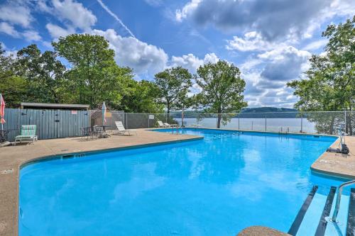 Lush Garfield Cabin with Community Pool and Lake! in Garfield, USA