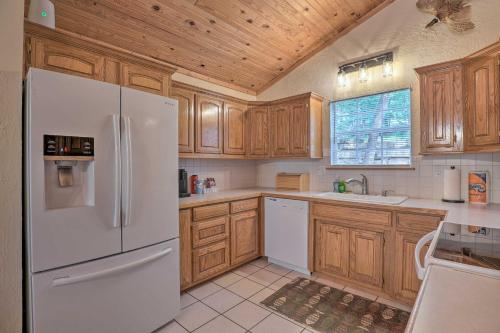 Lush Garfield Cabin with Community Pool and Lake! in Garfield, USA