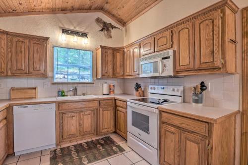 Lush Garfield Cabin with Community Pool and Lake! in Garfield, USA