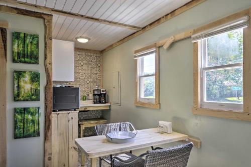 Mt Lookout Tiny House with Backyard and Fire Pit! in Hico, USA