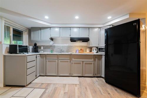 Trails End Beach House suite with hot tub and beach bedroom cabin! in Ladysmith, Canada
