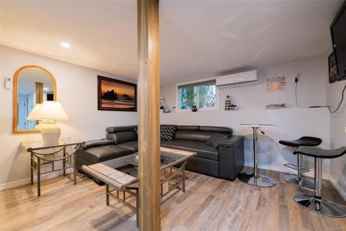 Trails End Beach House suite with hot tub and beach bedroom cabin! in Ladysmith, Canada