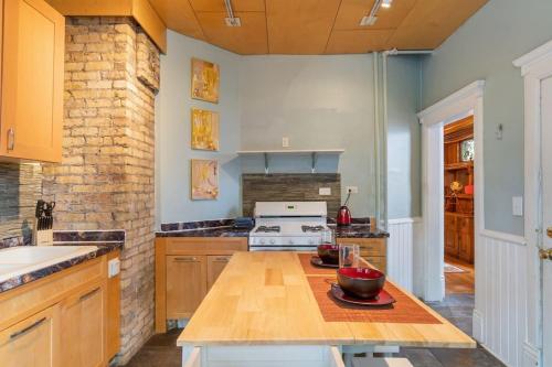 Heart of Uptown - Victorian Retreat in Minneapolis, USA