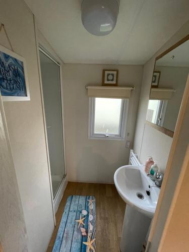 Impeccable 4-Bed Caravan in Clacton-on-Sea