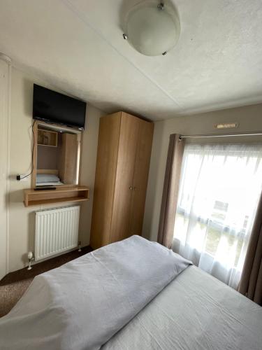 Impeccable 4-Bed Caravan in Clacton-on-Sea
