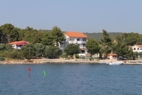  Apartments by the sea Verunic, Dugi otok - 3480, Pension in Veli Rat