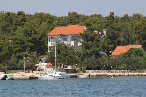  Apartments by the sea Verunic, Dugi otok - 3480 in Veli Rat