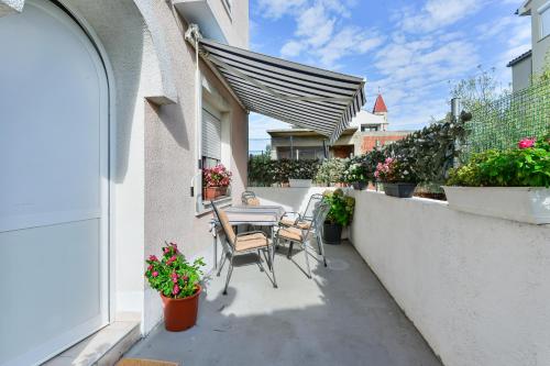One-Bedroom Apartment with Terrace image 2