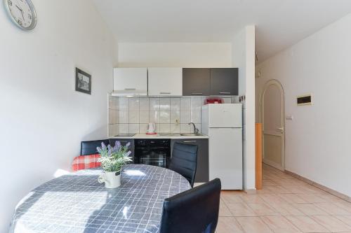 One-Bedroom Apartment with Terrace image 3