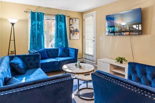 Luxurious Oasis king Bed Suite Near the Airport