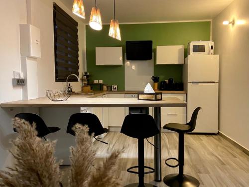virtuve, Ti karet - Charmant logement avec Jacuzzi et vue mer in Terdeo