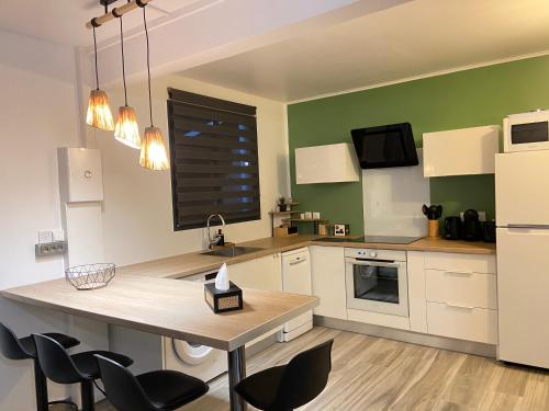 virtuve, Ti karet - Charmant logement avec Jacuzzi et vue mer in Terdeo