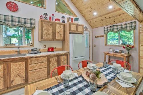 Wandering Elk Cabin Retreat with Golf Access!