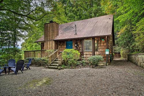 B&B Sevierville - Rustic Sevierville Cabin Hot Tub and Mountain Views - Bed and Breakfast Sevierville