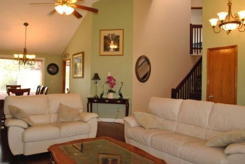 Huge Bdrms on main-Charming vacation home for 19