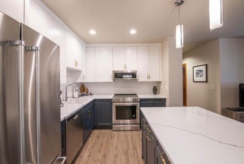 Zephyr Mountain Lodge Premium-Rated 2505 thumb 3