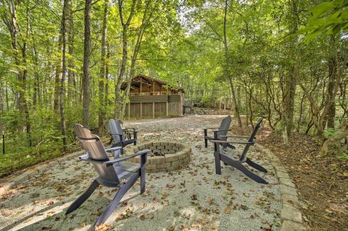 Cozy Lake Toxaway Cabin with Fire Pit and Grill! in Lake Toxaway, USA