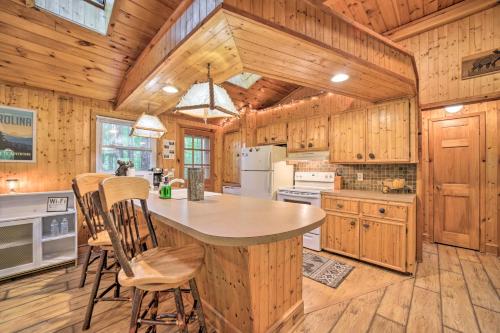 Cozy Lake Toxaway Cabin with Fire Pit and Grill! in Lake Toxaway, USA