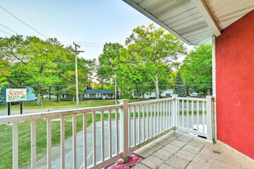 Spacious Condo with Balcony, 4 Mi to Beach! in Pigeon, USA