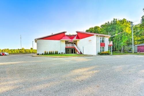 Spacious Condo with Balcony, 4 Mi to Beach!