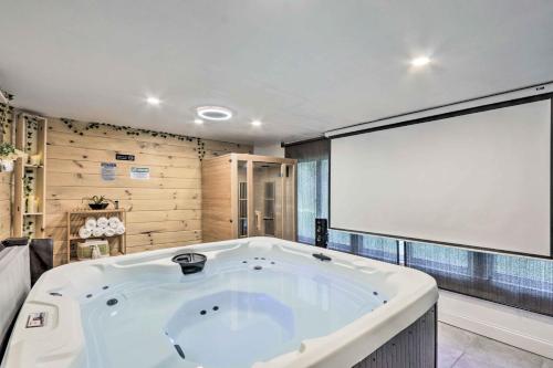 Upscale Waterbury Retreat with Indoor Hot Tub! in 瓦特柏利(CT)