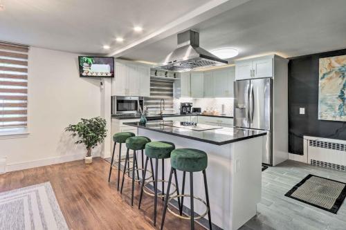 Upscale Waterbury Retreat with Indoor Hot Tub! in 瓦特柏利(CT)