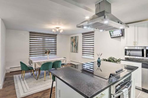 Upscale Waterbury Retreat with Indoor Hot Tub! in 瓦特柏利(CT)