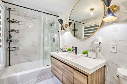 Upscale Waterbury Retreat with Indoor Hot Tub! in 瓦特柏利(CT)