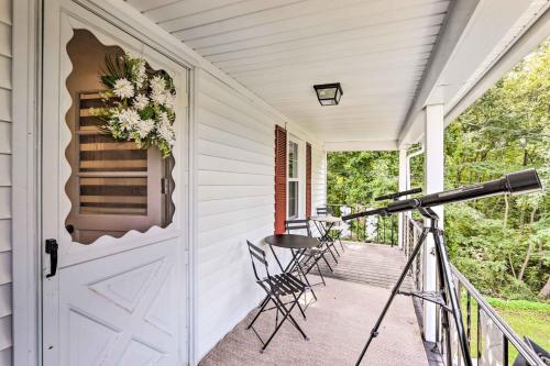 Upscale Waterbury Retreat with Indoor Hot Tub! in 瓦特柏利(CT)