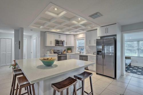 Dog-Friendly Jensen Beach Home Less Than 3 Mi to Ocean! in Jensen Beach, USA