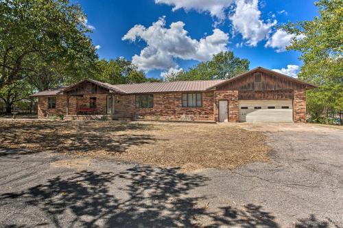 Lovely Anna Fink House with Patio and Fire Pit in Atoka, USA