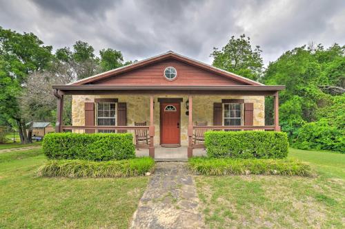 Pet-Friendly Glen Rose Retreat with Screened Deck!