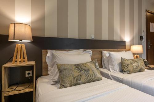 Superior Twin Room with Balcony image 10