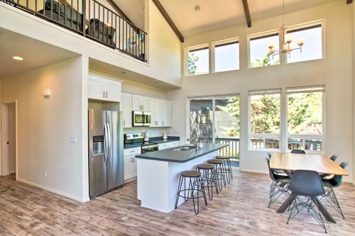 Fireplace, Mogollon Rim Views Luxury Pine Home, Pine (фото 7)