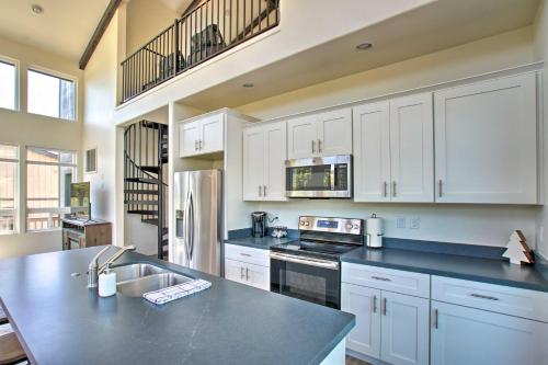Fireplace, Mogollon Rim Views Luxury Pine Home, Pine (фото 8)