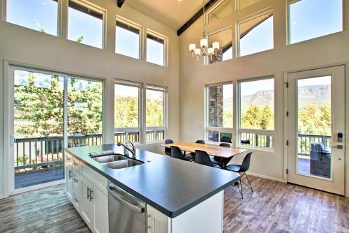 Fireplace, Mogollon Rim Views Luxury Pine Home, Pine (фото 9)