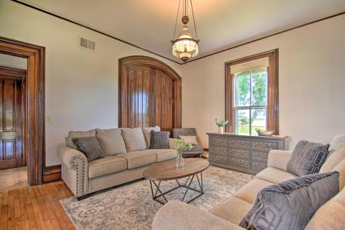 Large Historic Farmhouse on 200 Acres with WiFi in Edgerton, USA