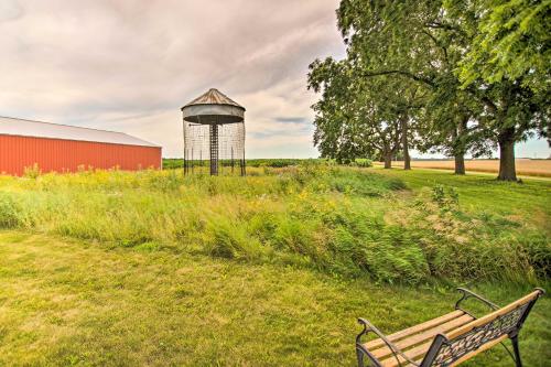 Large Historic Farmhouse on 200 Acres with WiFi in Edgerton, USA