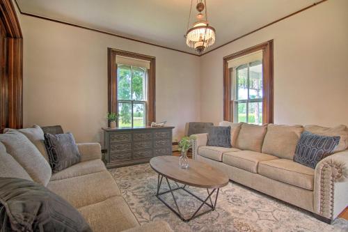 Large Historic Farmhouse on 200 Acres with WiFi in Edgerton, USA