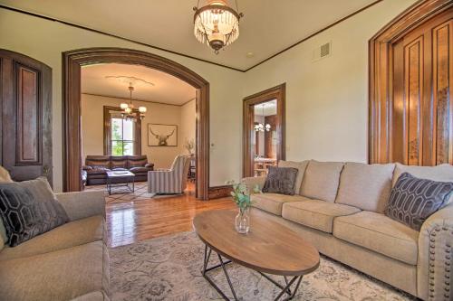 Large Historic Farmhouse on 200 Acres with WiFi in Edgerton, USA