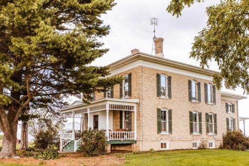 Large Historic Farmhouse on 200 Acres with WiFi in Edgerton, USA