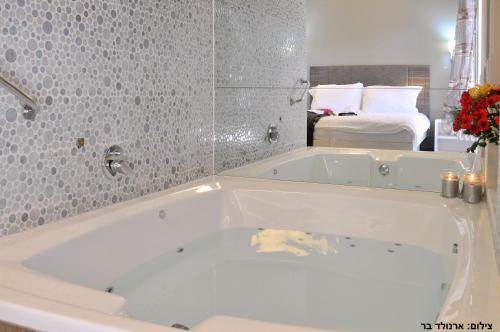 溫泉, 埃特納什納阿菲克基布茲酒店 (Etnachta Afik Kibbutz Hotel) in 戈蘭高地