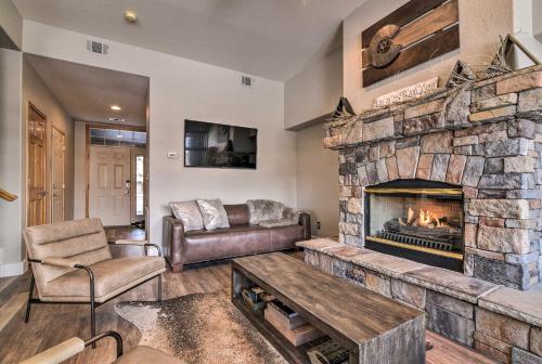 7 Mi to Keystone: Waterfront Home w/ Scenic Views – khách sạn tại Silverthorne