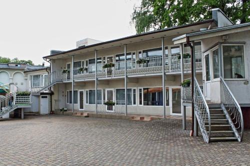 NB Hotel with Free Parking - image 13