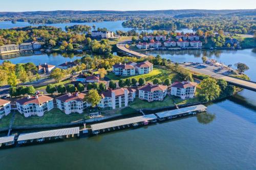 Lakefront Hot Springs Condo with Pool Access! in Hot Springs, USA
