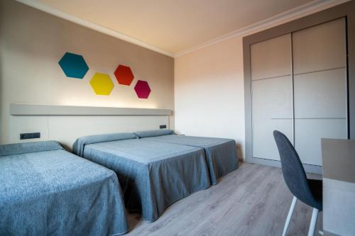 1 double bed, 1 twin bed