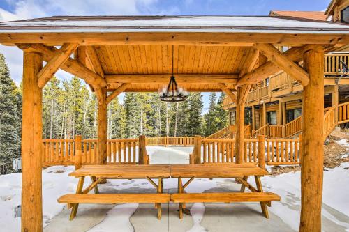 Expansive Alma Cabin with Hot Tub and Mountain Views!