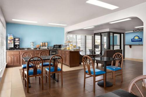 Days Inn by Wyndham Fulton - image 2