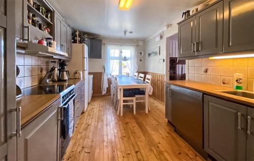 Κουζίνα, Stunning Home In Vanvik With Wifi And 4 Bedrooms in Saudasjoen